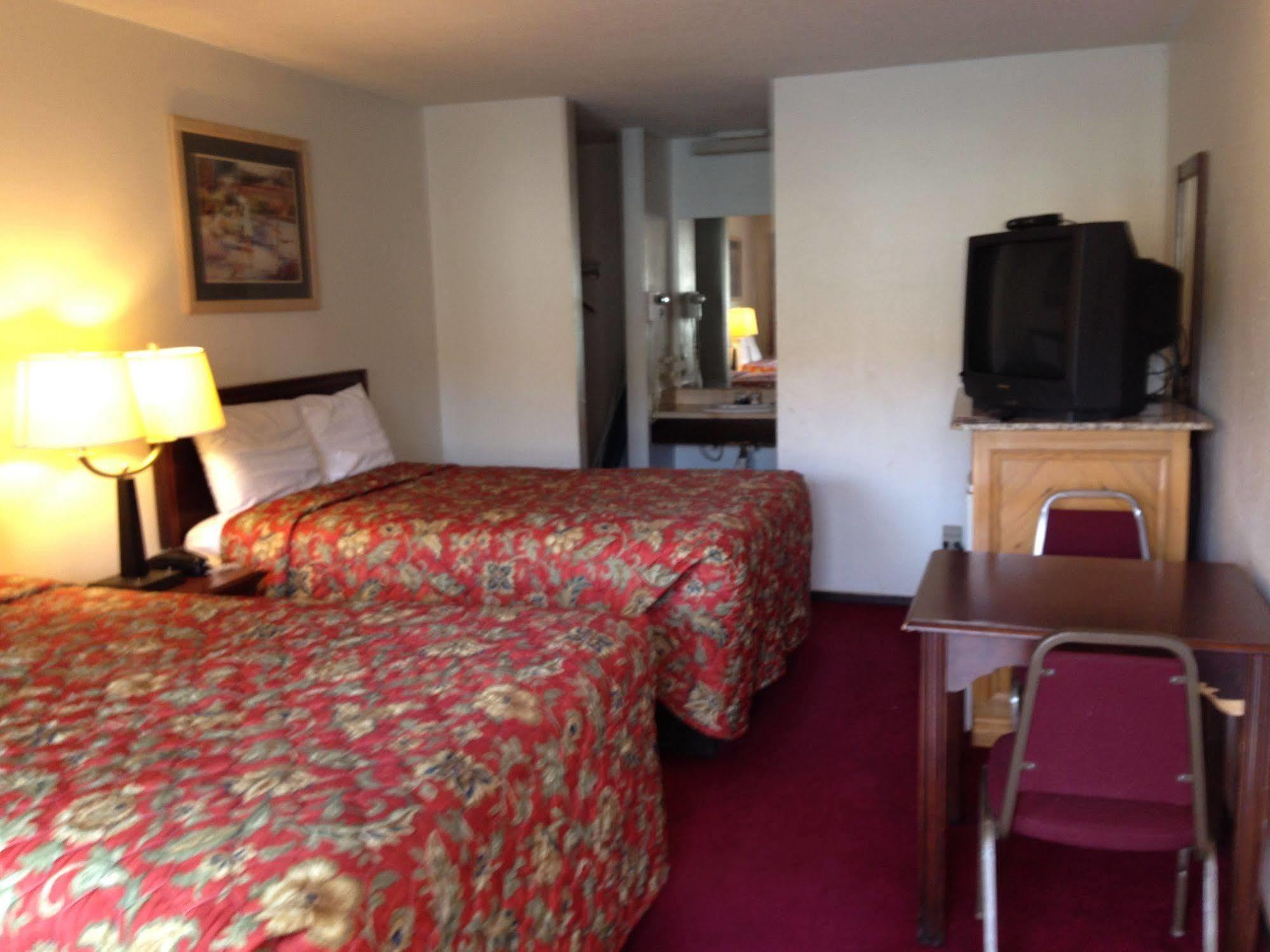 Hometown Inn And Suites Elk City Bagian luar foto