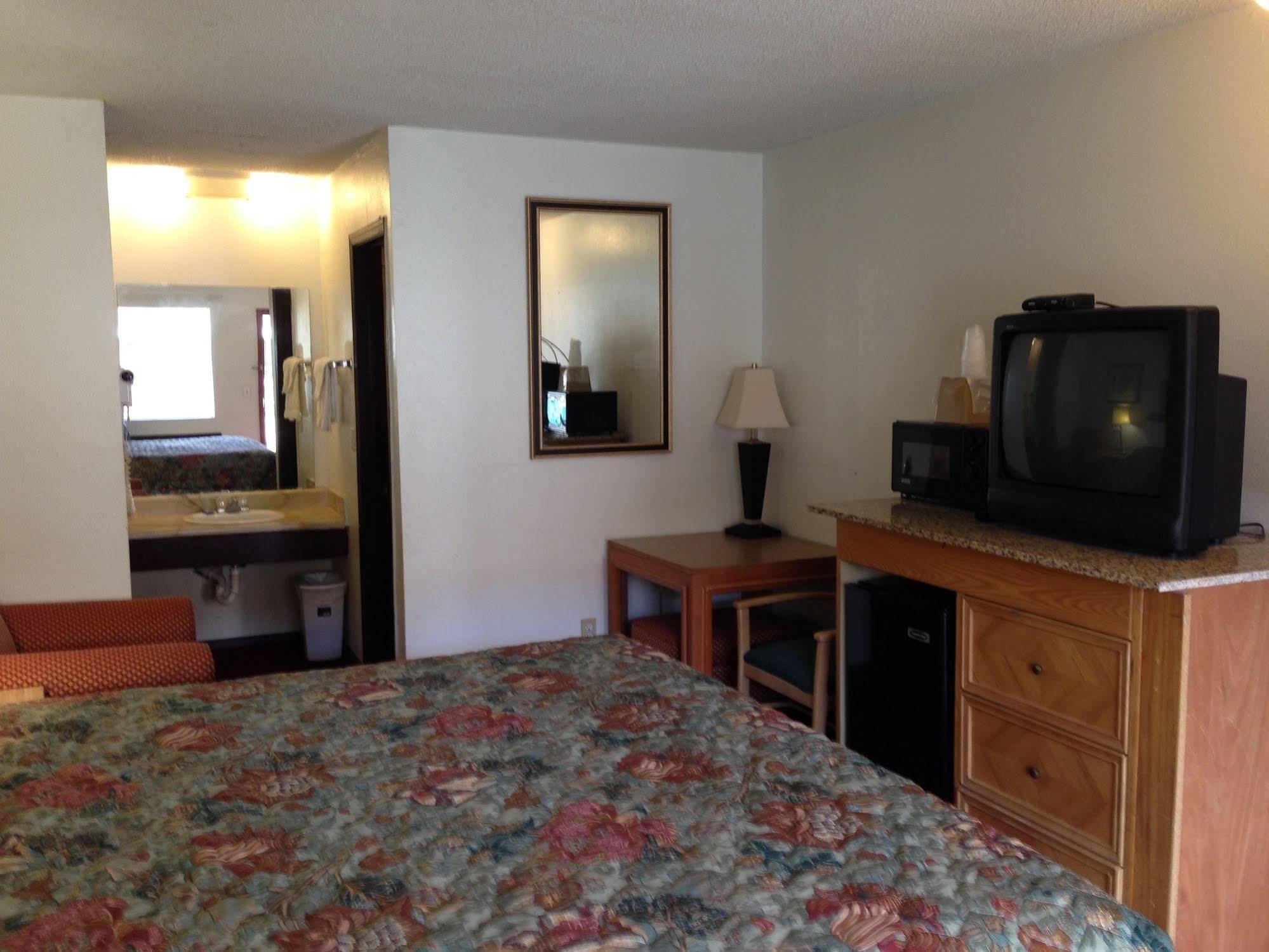 Hometown Inn And Suites Elk City Bagian luar foto