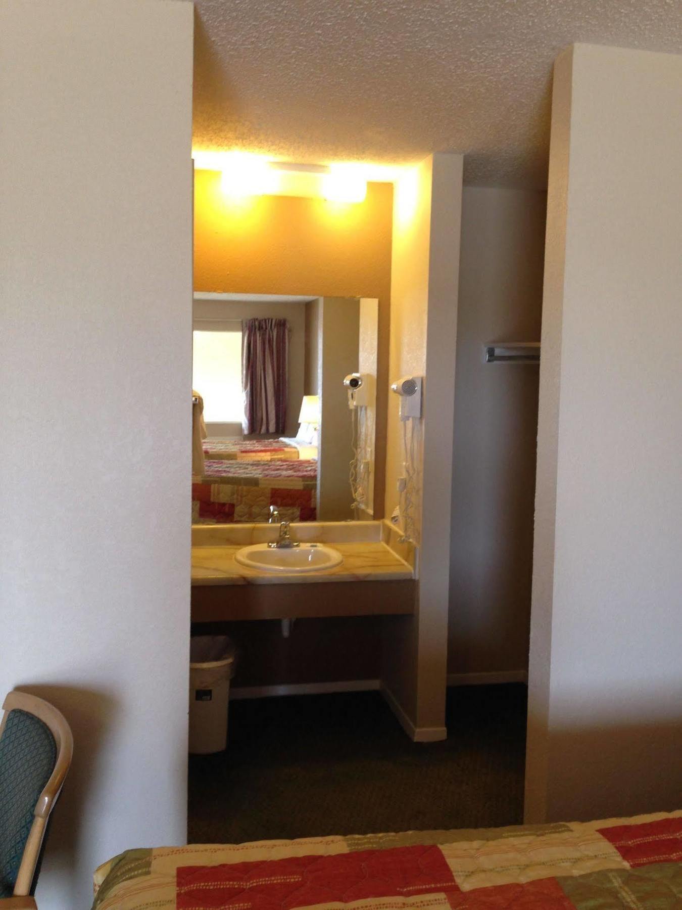 Hometown Inn And Suites Elk City Bagian luar foto