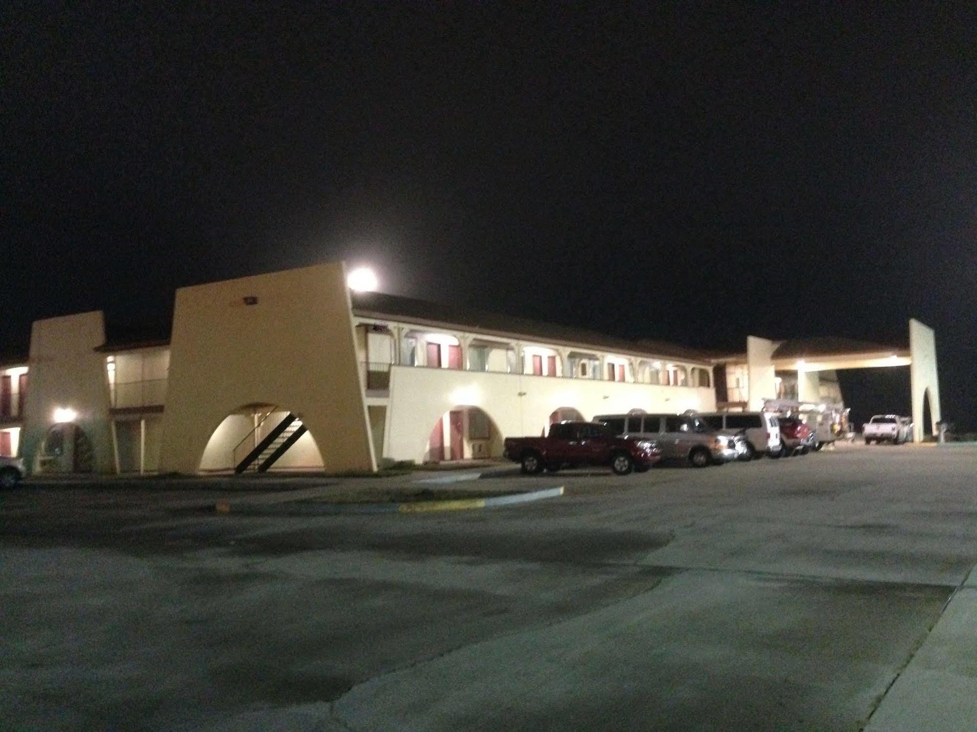 Hometown Inn And Suites Elk City Bagian luar foto