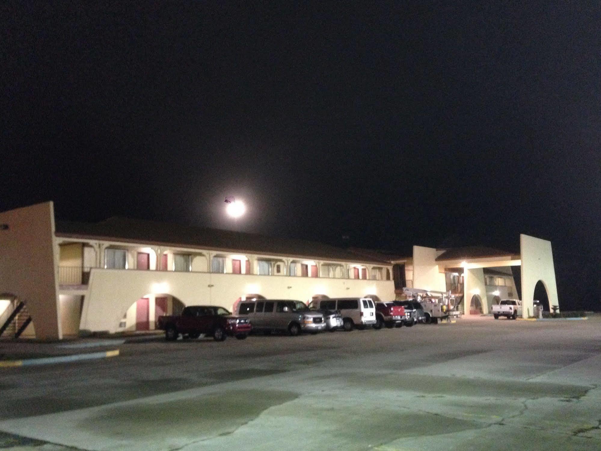 Hometown Inn And Suites Elk City Bagian luar foto